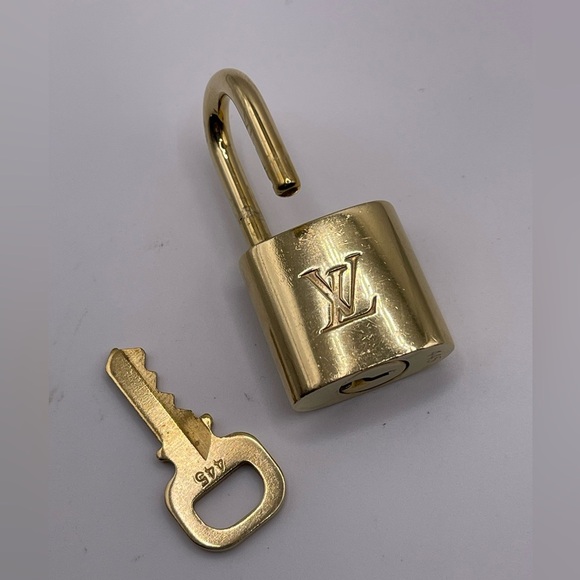 100% Authentic and pre loved Louis Vuitton - RARE Gold Lock and Key set #445 - Picture 3 of 5